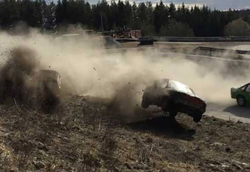 Автомобиль влетел в зрителей на гонках в Швеции