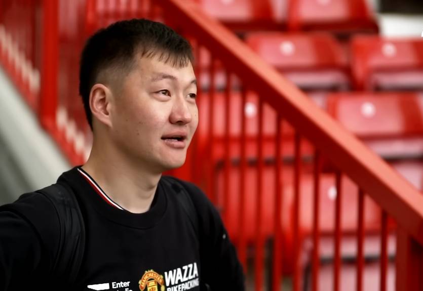 Фанат МЮ проехал на велосипеде через полмира, чтобы увидеть Олд Траффорд