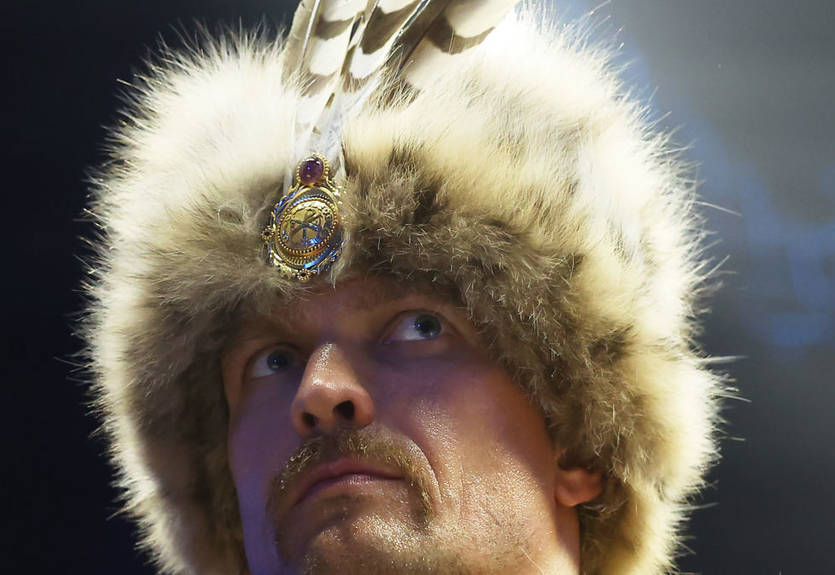 Александр Усик в костюме гетьмана вышел на бой против Тайсона Фьюри Александр Усик в костюме гетьмана вышел на бой против Тайсона Фьюри