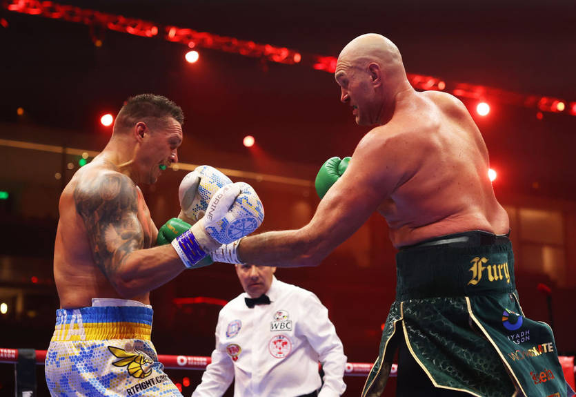 Усик показал разбитые кулаки через несколько дней после боя с Фьюри