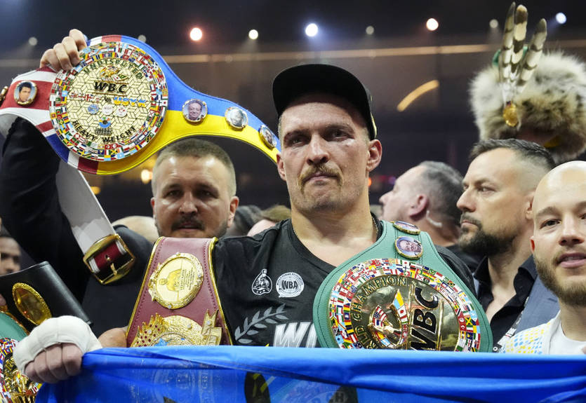 Сыновья Усика попозировали с новыми чемпионскими титулами отца