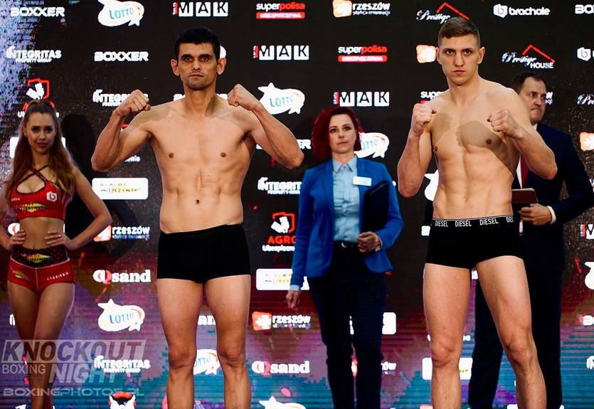 Черкашин досрочно победил Коту, заставив соперника выбросить белое полотенце