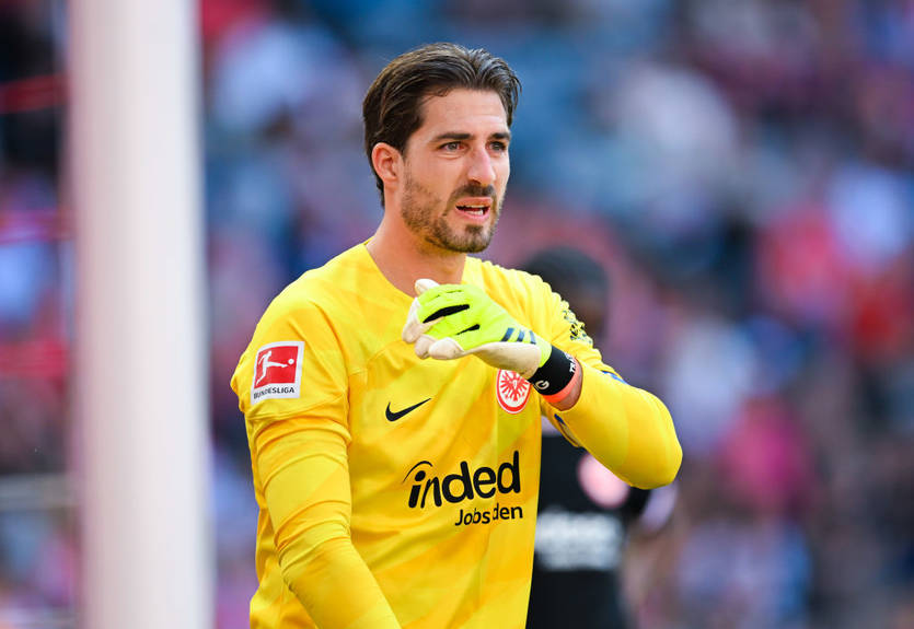 В Айнтрахте считают, что их вратаря отвлекает его "сексуально помешанная" невеста