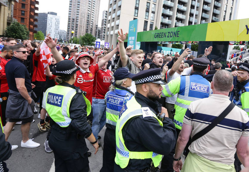 Манчестерські розбірки: Фанати Юнайтед і Сіті влаштували дику бійку перед фіналом Кубка Англії