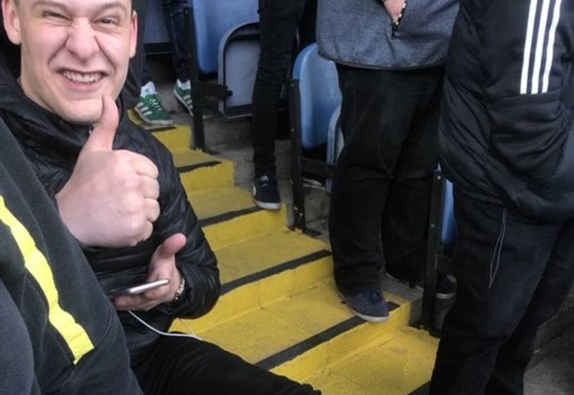 Английский фанат сломал ногу, празднуя гол Английский фанат сломал ногу, празднуя гол