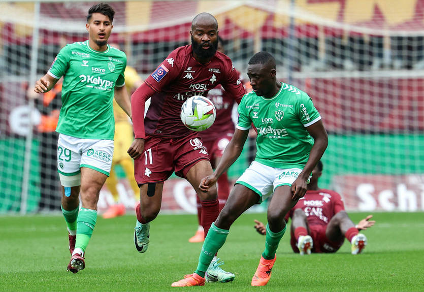 Сент-Этьен в безумном матче сумел вырвать путевку в Лигу 1 Сент-Этьен в безумном матче сумел вырвать путевку в Лигу 1