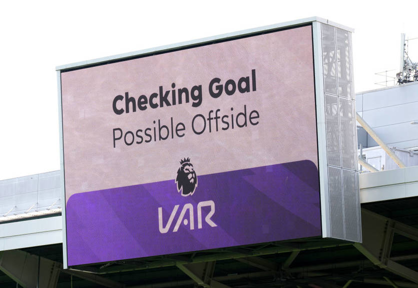 Клубы АПЛ приняли решение по поводу использования VAR в следующем сезоне