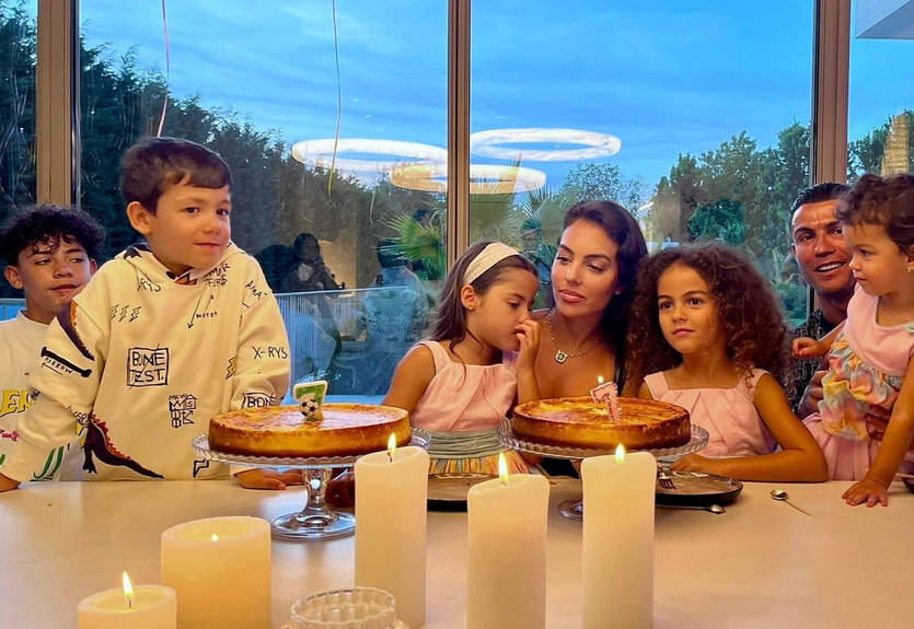 Караоке и броски в кольцо от Роналду: Джорджина показала, как прошел день рождения детей Караоке и броски в кольцо от Роналду: Джорджина показала, как прошел день рождения детей