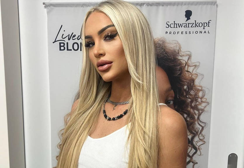 Одна з найкрасивіших футболісток світу похизувалась пікантними фото у купальнику