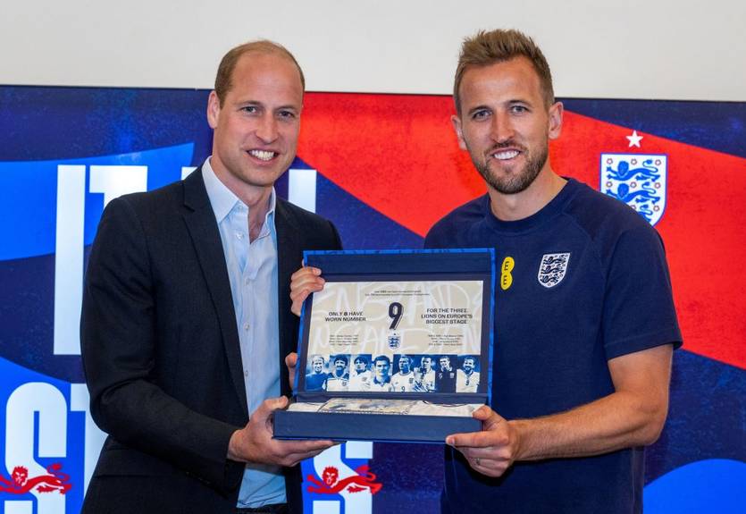 Форвард сборной Англии получил специальный подарок из рук Принца Уильяма