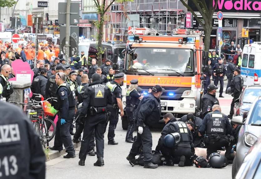 В Гамбурге на фанатов напал мужчина с топором