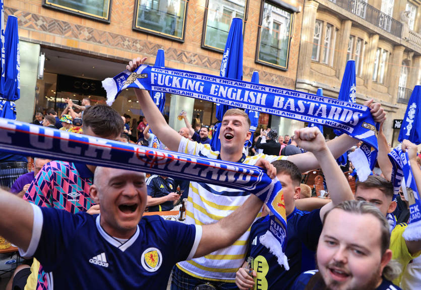 Мерзкий поступок: Фанаты сборной Шотландии ударили в спину ногой женщину Мерзкий поступок: Фанаты сборной Шотландии ударили в спину ногой женщину