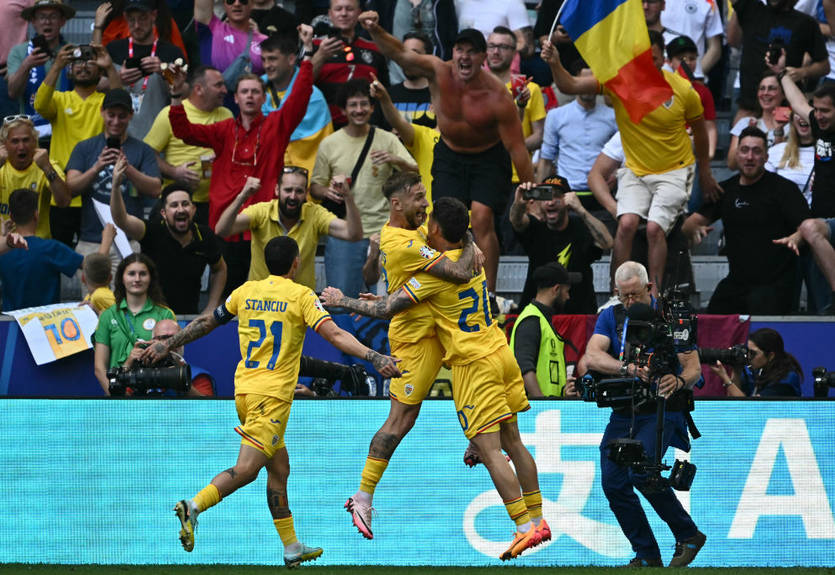 Фанати Румунії пронесли прапор "ДНР" на матч з Україною Фанати Румунії пронесли прапор "ДНР" на матч з Україною