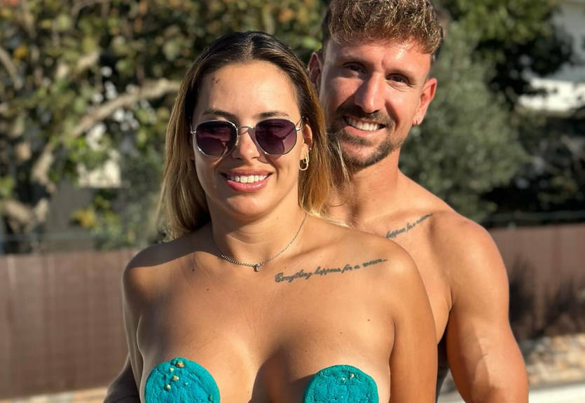 Бывший футболист сборной Португалии показал обнаженные фото с женой