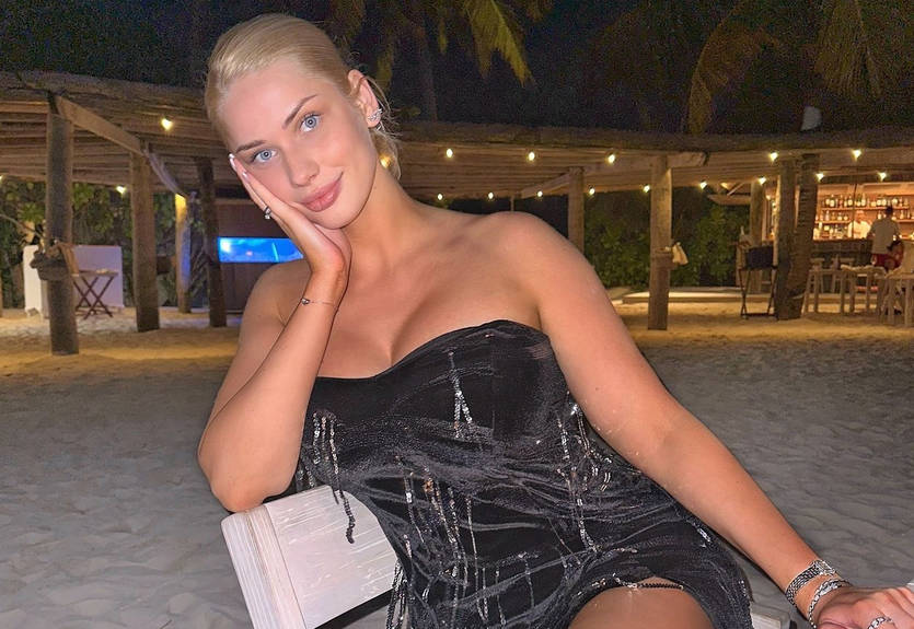 Дружина футболіста збірної України похизувалась пікантними фото у соцмережах