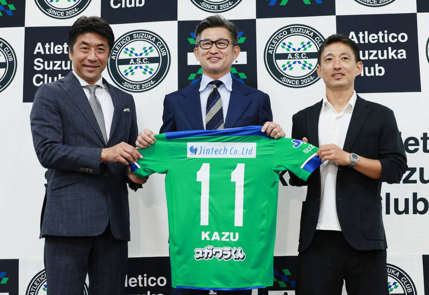 Самый старший футболист мира снова сменил клуб