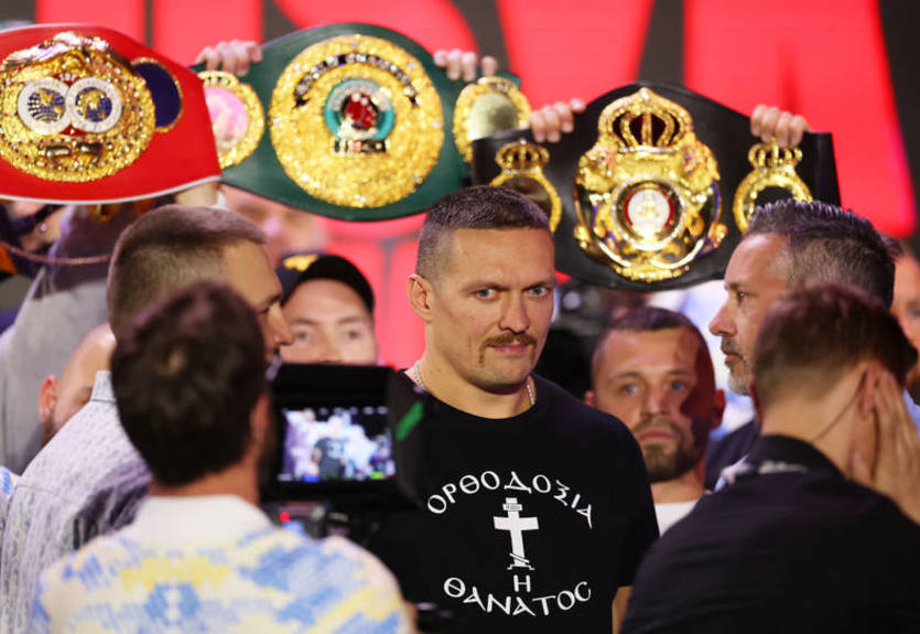 "Это мой подарок": Усик объявил об отказе от пояса IBF