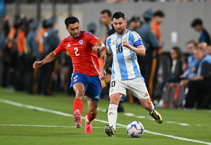 Аргентина добыла очередную победу на Копа Америка, дожав в концовке Чили Аргентина добыла очередную победу на Копа Америка, дожав в концовке Чили