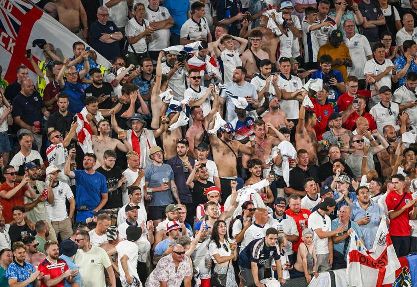 Фанати Англії кидали пластикові стаканчики до Саутгейту