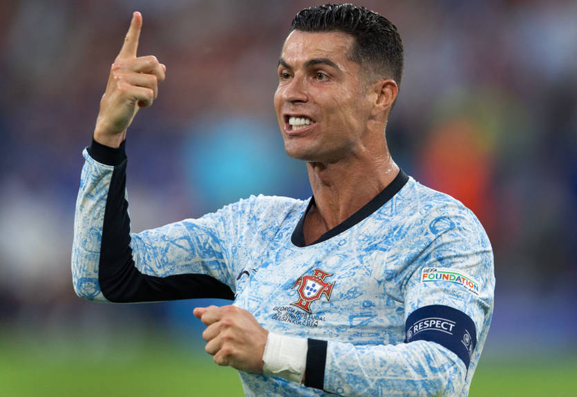 Один из зрителей матча Грузия - Португалия пытался запрыгнуть на Роналду после игры