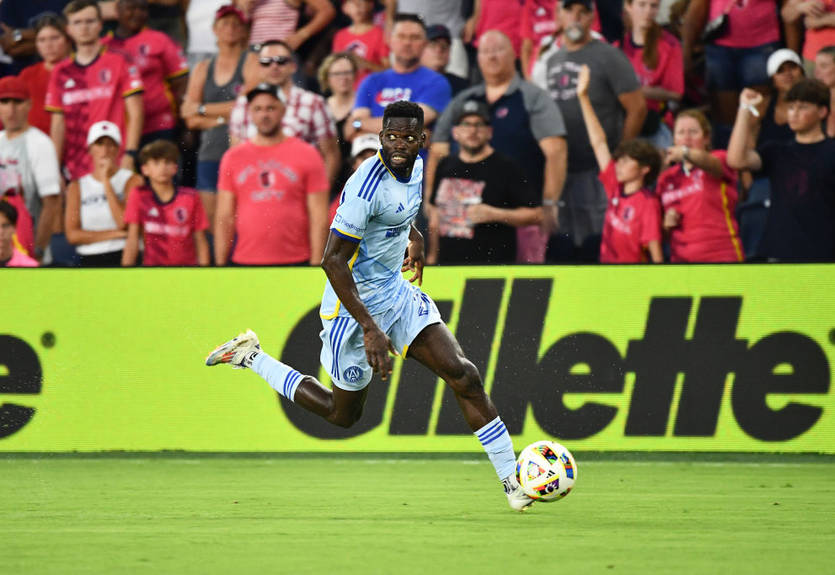 Конфуз дня: Нападающий клуба МЛС забил победный гол, спрятавшись за спиной вратаря