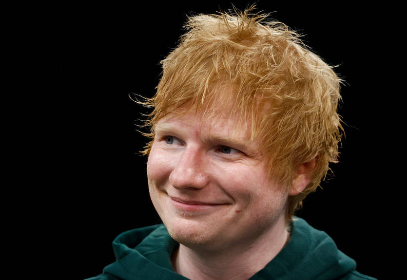 Звездный певец посетил матч Англия - Словакия