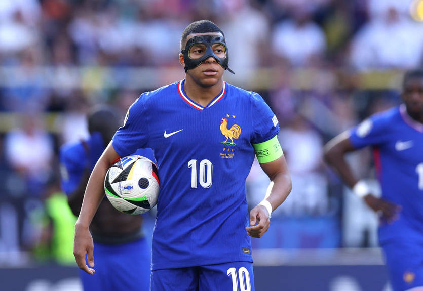 Мбаппе поділився враженнями після виступів у захисній масці