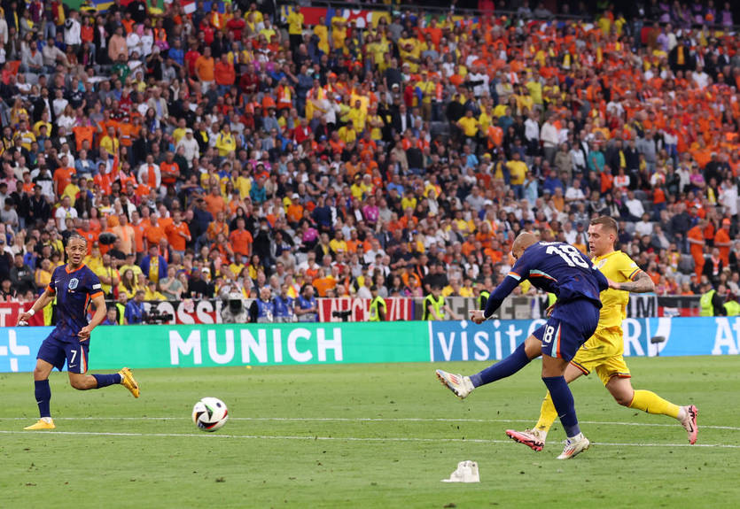 Курьез дня: вратарь Румынии пытался выбросить кроссовок за пределы поля за секунды до гола на Евро-2024