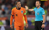 "Он сразу быстро покинул поле": Капитана Нидерландов возмутило поведение арбитра из-за спорного пенальти