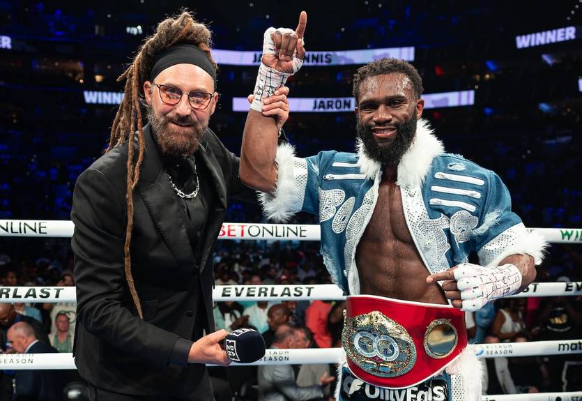 Эннис успешно провел дебютную защиту титула, остановив Аванесяна