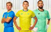 Футбольная сборная Украины представила форму на Олимпиаду-2024 Футбольная сборная Украины представила форму на Олимпиаду-2024