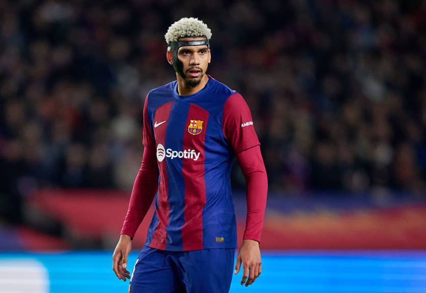 Ключевой защитник Барселоны рискует больше не выйти на поле в этом году