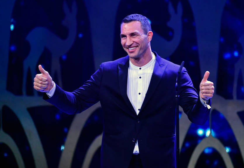 Владимир Кличко прыгнул с парашютом и сделал экстремальное сэлфи на память Владимир Кличко прыгнул с парашютом и сделал экстремальное сэлфи на память