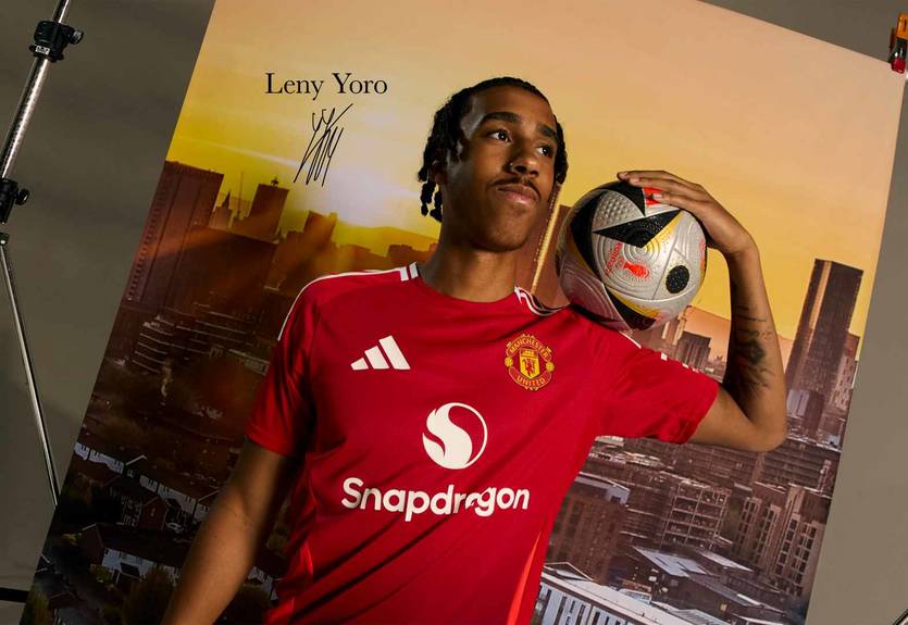 Манчестер Юнайтед офіційно представив нового захисника Манчестер Юнайтед офіційно представив нового захисника