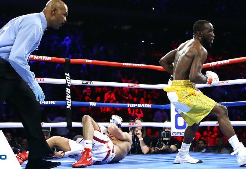 Хан отказался продолжать бой с Кроуфордом, пропустив запрещенный удар ниже пояса