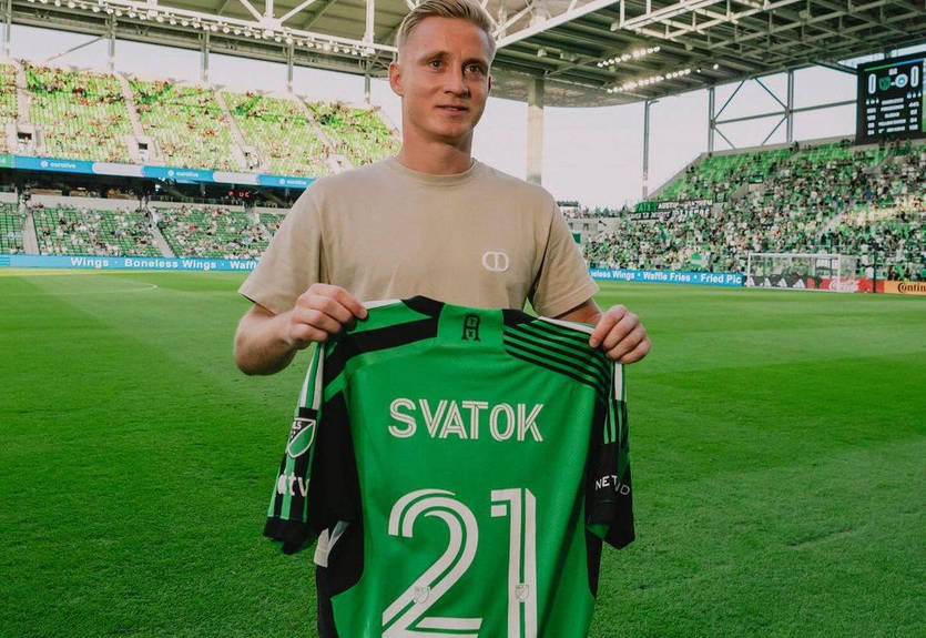 Остин официально презентовал Сватка – защитник вышел на поле с украинским флагом