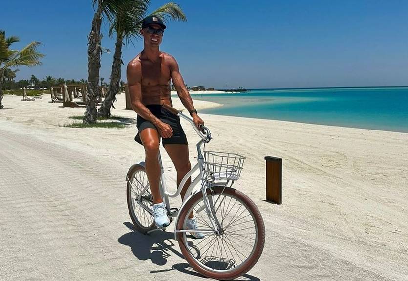 "Счастливые дни": Роналду показал, как набирается сил к новому сезону на берегу Красного моря "Счастливые дни": Роналду показал, как набирается сил к новому сезону на берегу Красного моря