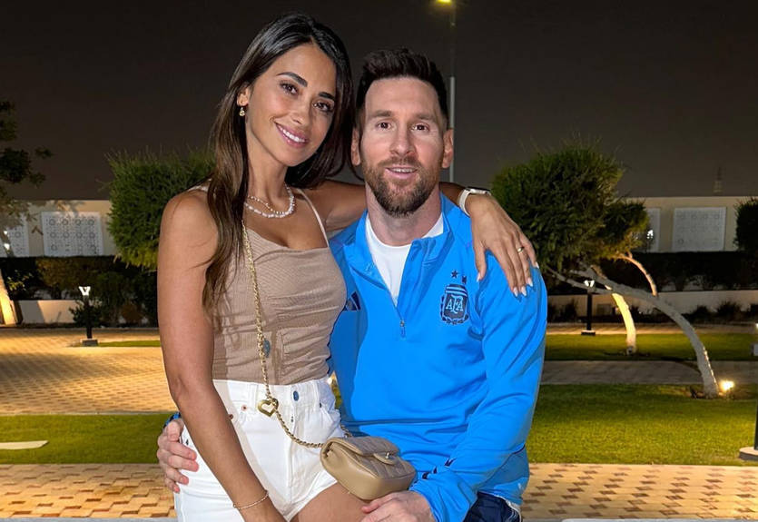 У бікіні та в корсеті: кохана Мессі показала фото з відпочинку на яхті