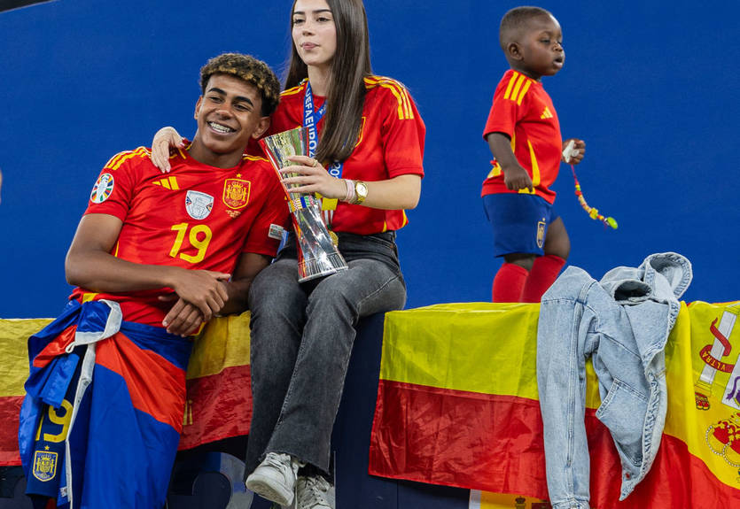 Ямаль разошелся со своей девушкой, которая изменила ему