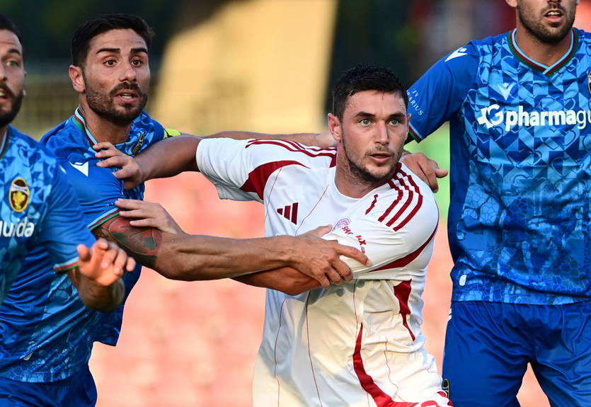 Яремчук в дебютном матче за Олимпиакос сделал голевую передачу