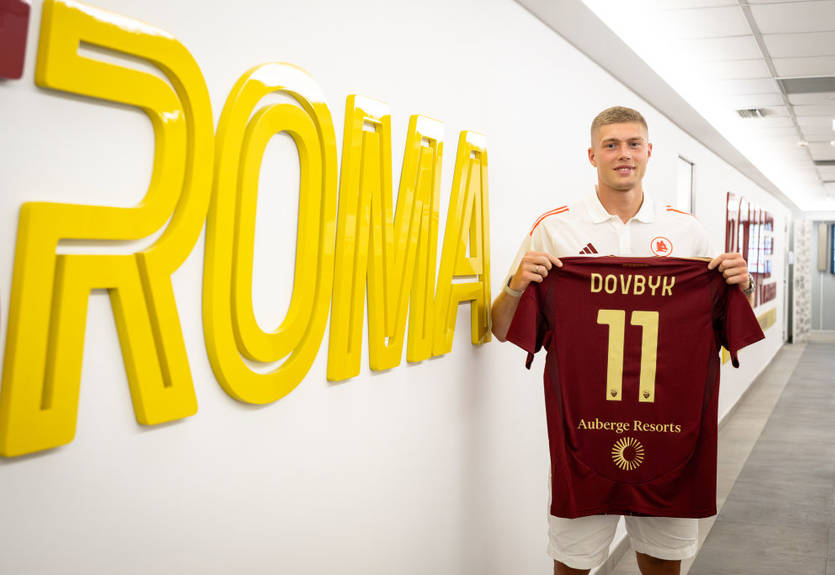 "Вибір серцем": дружина Довбика зворушливо привітала українця з переходом до Роми