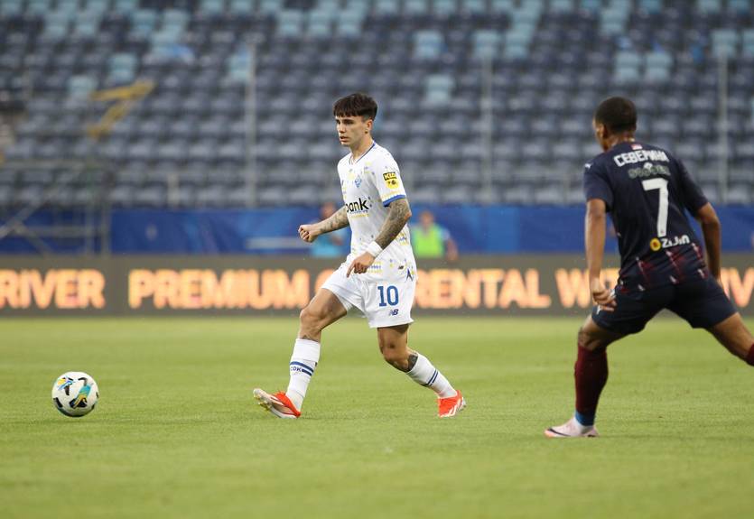 Динамо отреагировало на слухи о предложениях по трансферу Шапаренко Динамо отреагировало на слухи о предложениях по трансферу Шапаренко