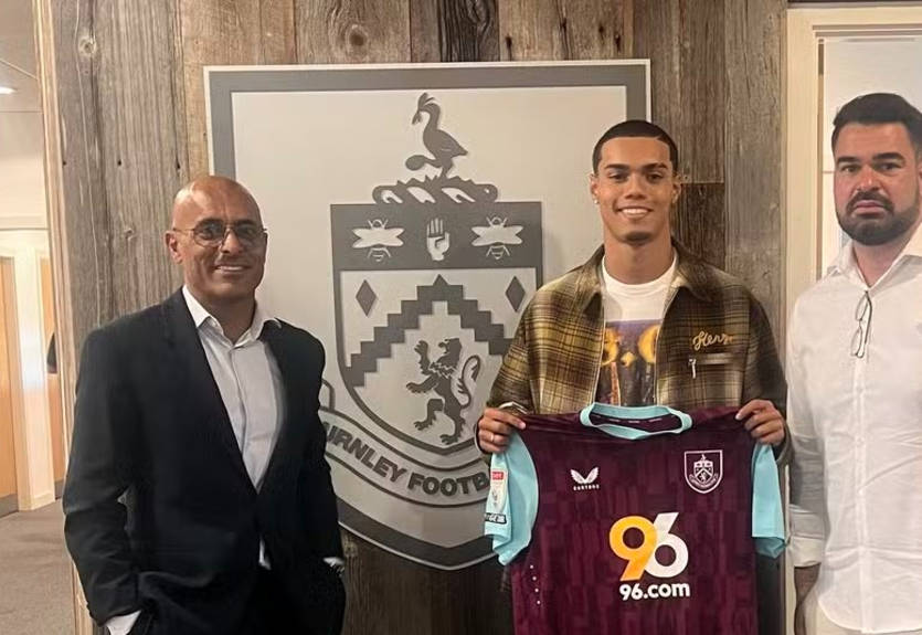 Клуб, який вилетів з АПЛ підписав сина Роналдінью