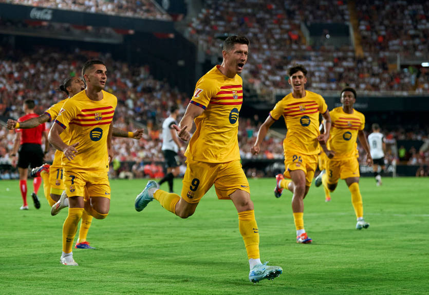 Дубль Левандовски приносит Барселону уверенную победу над Валенсией