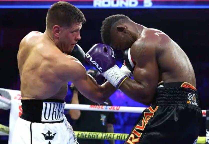 Деревянченко уступил по очкам Мбилли, боксируя одной рукой