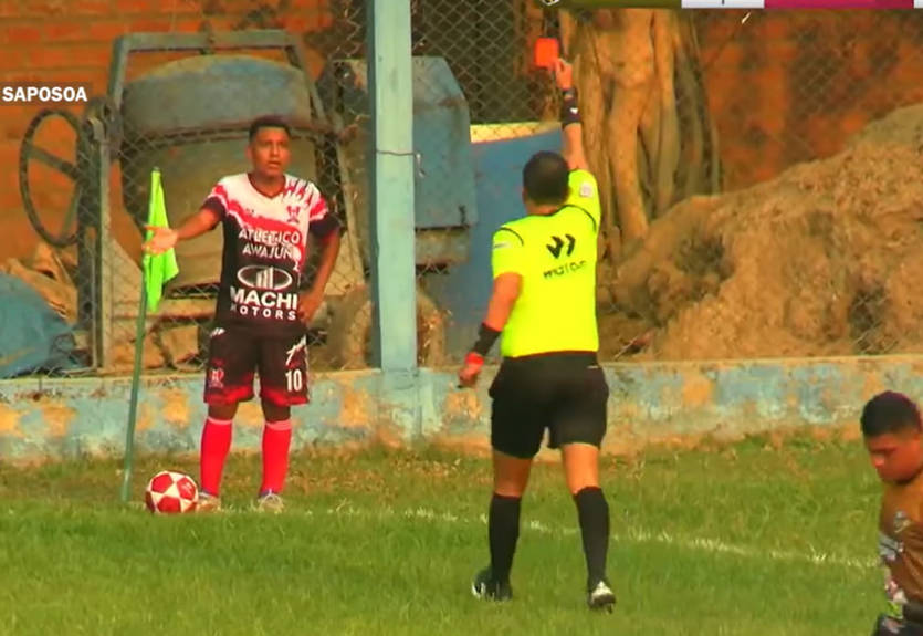 Футболіст справив нужду просто під час матчу - арбітр вилучив за витівку