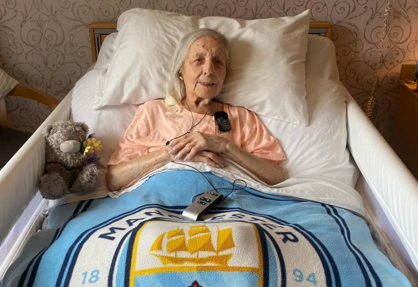 Звезда Манчестер Сити поздравил 106-летнюю болельщицу клуба с днем рождения - она хочет поиграть в футбол