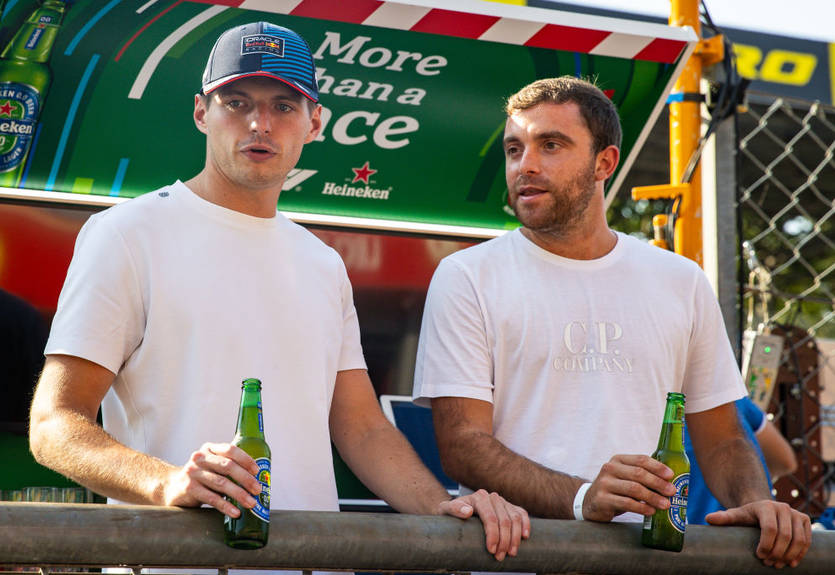 Here we go! Фабрицио Романо выпил пива со звездой Формулы-1 накануне Гран-при Италии
