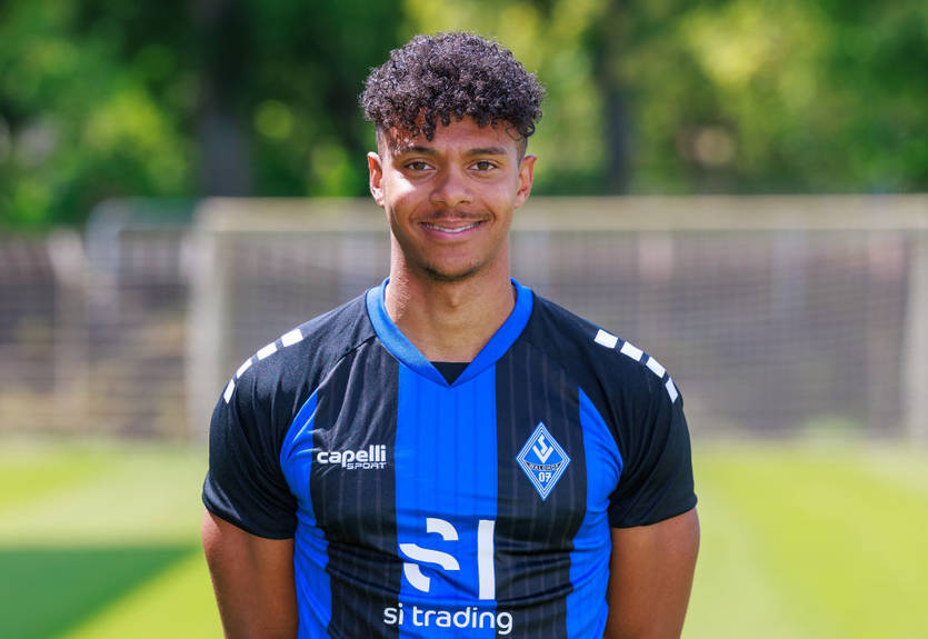 "Убирайся, баварская свинья": на игрока Нюрнберга напали из-за фото в футболке Баварии