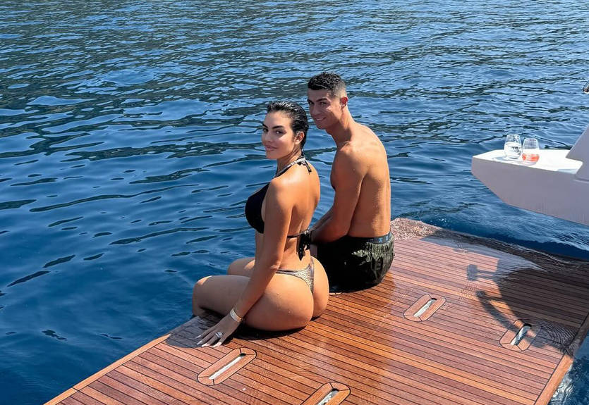 Схопив за сідницю: Роналду відпочив із Джорджиною на яхті